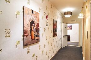 lancaster hotel apartments-Gardens