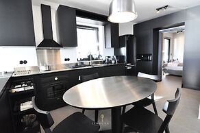 Nero Luxury Flat by Zennova