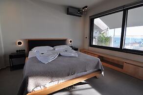 Nero Luxury Flat by Zennova