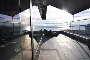 Nero Luxury Flat by Zennova