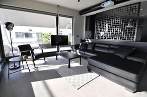 Nero Luxury Flat by Zennova