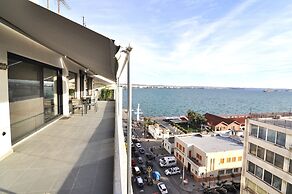 Nero Luxury Flat by Zennova