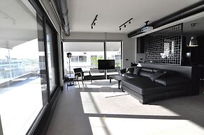 Nero Luxury Flat by Zennova