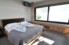 Nero Luxury Flat by Zennova