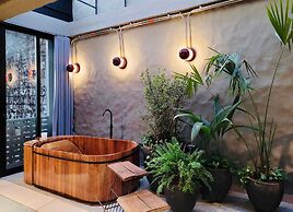 6BR Designer Retreat With Jacuzzi Near Provenza