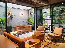 6BR Designer Retreat With Jacuzzi Near Provenza