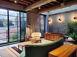 6BR Designer Retreat With Jacuzzi Near Provenza