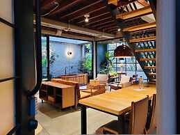 6BR Designer Retreat With Jacuzzi Near Provenza