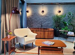 6BR Designer Retreat With Jacuzzi Near Provenza