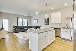 Walk to Riverfront District: Bright Wilmington Apt