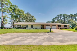 Bayfront Gem: Patio & Fire Pit in Pensacola