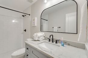 Bayfront Gem: Patio & Fire Pit in Pensacola