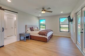 Bayfront Gem: Patio & Fire Pit in Pensacola