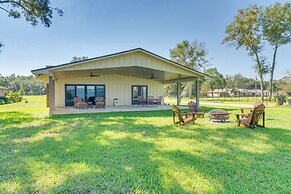 Bayfront Gem: Patio & Fire Pit in Pensacola