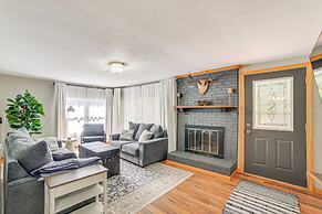 Walk to Water: Lake House in Suring!