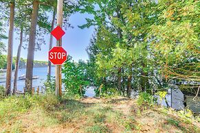 Walk to Water: Lake House in Suring!