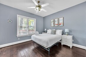 Serene Lakeside Getaway With Games & Relaxation 4 Bedroom Home