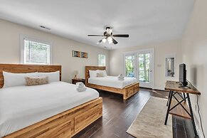 Serene Lakeside Getaway With Games & Relaxation 4 Bedroom Home