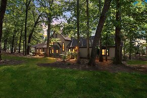 Serene Lakeside Getaway With Games & Relaxation 4 Bedroom Home