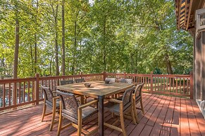 Serene Lakeside Getaway With Games & Relaxation 4 Bedroom Home