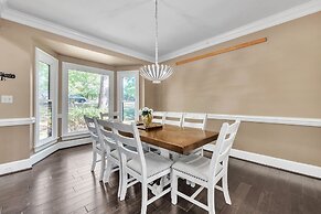 Serene Lakeside Getaway With Games & Relaxation 4 Bedroom Home