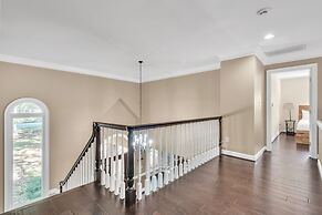 Serene Lakeside Getaway With Games & Relaxation 4 Bedroom Home