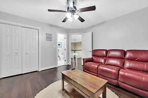 Serene Lakeside Getaway With Games & Relaxation 4 Bedroom Home