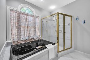 Serene Lakeside Getaway With Games & Relaxation 4 Bedroom Home