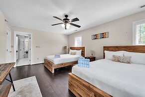 Serene Lakeside Getaway With Games & Relaxation 4 Bedroom Home