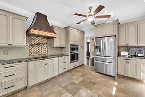 Serene Lakeside Getaway With Games & Relaxation 4 Bedroom Home