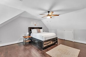 Serene Lakeside Getaway With Games & Relaxation 4 Bedroom Home