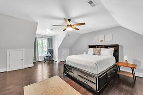 Serene Lakeside Getaway With Games & Relaxation 4 Bedroom Home