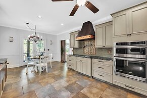 Serene Lakeside Getaway With Games & Relaxation 4 Bedroom Home