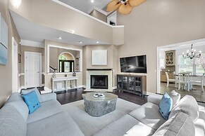 Serene Lakeside Getaway With Games & Relaxation 4 Bedroom Home