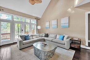 Serene Lakeside Getaway With Games & Relaxation 4 Bedroom Home