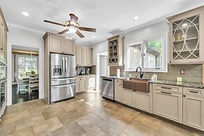 Serene Lakeside Getaway With Games & Relaxation 4 Bedroom Home