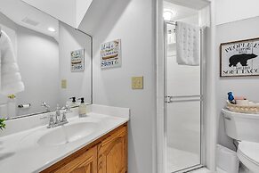 Serene Lakeside Getaway With Games & Relaxation 4 Bedroom Home