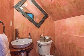 Serene Lakeside Getaway With Games & Relaxation 4 Bedroom Home