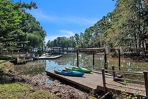 Serene Lakeside Getaway With Games & Relaxation 4 Bedroom Home