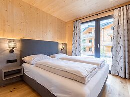 Spacious Apartment With Pool