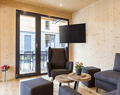 Spacious Apartment With Pool