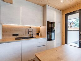 Spacious Apartment With Pool