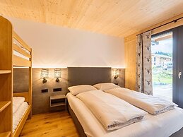 Spacious Apartment With Pool