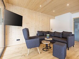 Spacious Apartment With Pool