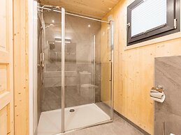 Spacious Apartment With Pool