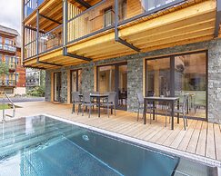 Spacious Apartment With Pool