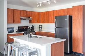 Modern Condo With Pool, Gym, Workspaces & BBQ