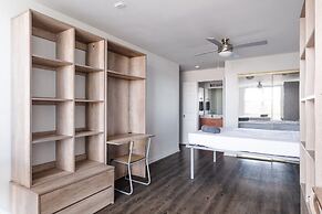 Modern Condo With Pool, Gym, Workspaces & BBQ