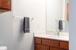 Modern Condo With Pool, Gym, Workspaces & BBQ