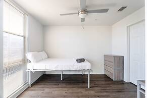 Modern Condo With Pool, Gym, Workspaces & BBQ